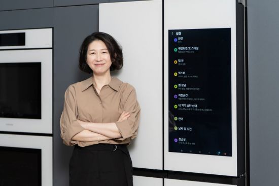 보나 삼성전자 디지털가전 사업부 상무가 자사의 패밀리허브 냉장고 앞에서 포즈를 취하고 있다. 삼성전자 제공