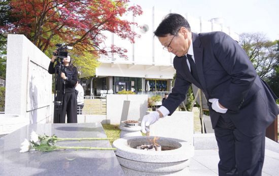 강기정 광주시장이 제65주년 4·19혁명 기념일인 19일 오전 동구 광주공원 내 4·19혁명기념탑에서 헌화·분향을 하고 있다. 광주시 제공