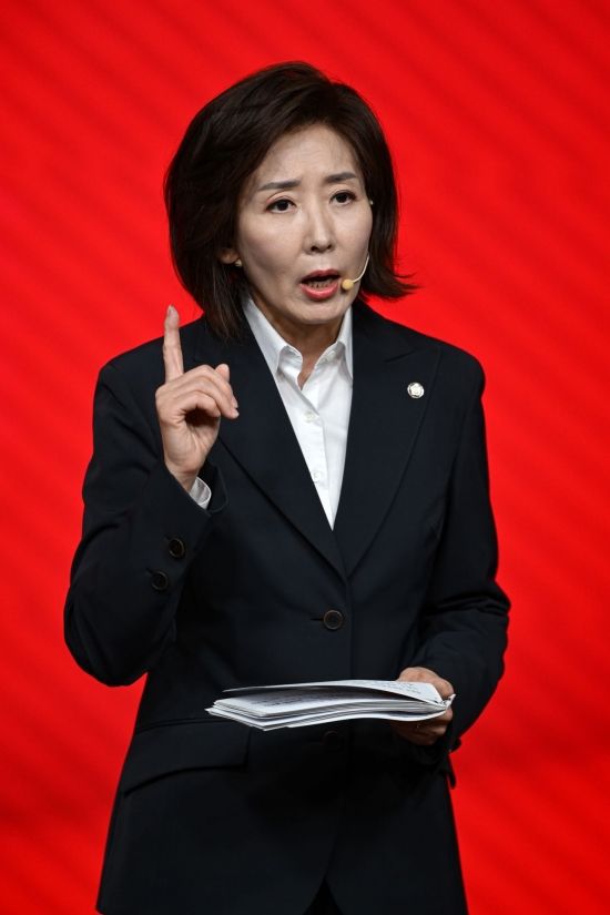 18일 서울 강서구 ASSA 아트홀에서 열린 ‘제21대 대통령 후보자 국민의힘 1차 경선 후보자 비전대회’에서 나경원 후보가 비전발표를 하고 있다. 2025.04.18. 국회사진기자단