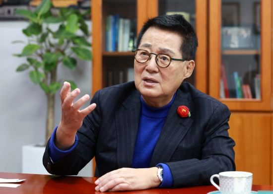 박지원 더불어민주당 의원이 12·3 내란 사태를 옹호하며 윤석열 전 대통령 탄핵에 반대해 온 전광훈 사랑제일교회 목사의 대선 출마 선언에 "제일 반가운 보도"라며 반색했다.