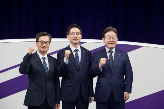 더불어민주당 충청권 첫 순회 대통령 후보 경선에서 이재명 후보가 88.15%라는 압도적 득표율로 1위를 차지했다. 이어 김동연 후보는 7.54%, 김경수 후보는 4.31%에 그쳤다. 국회사진기자단