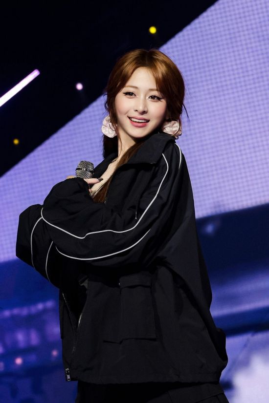 르세라핌 허윤진이 지난 19~20일 인천 인스파이어 아레나에서 열린 ‘2025 LE SSERAFIM TOUR ‘EASY CRAZY HOT’ IN INCHEON' 무대에 오른 모습. 쏘스뮤직