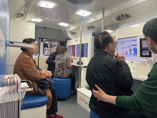 AI동행버스 안에서 구강, 시력 검사를 진행하고 있다. 이은서 기자