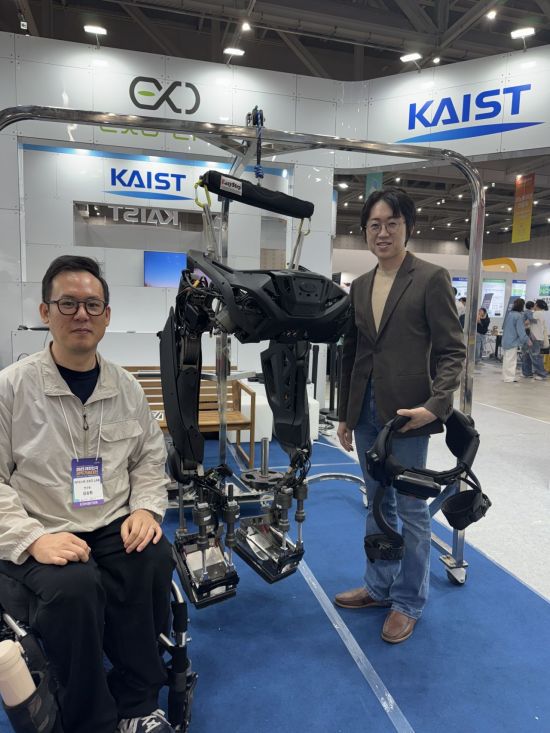 공경철 카이스트 교수(오른쪽)는 입는 로봇 '워크온슈트F1'을 직접 대중들에게 공개했다. 사진=백종민 테크 스페셜리스트