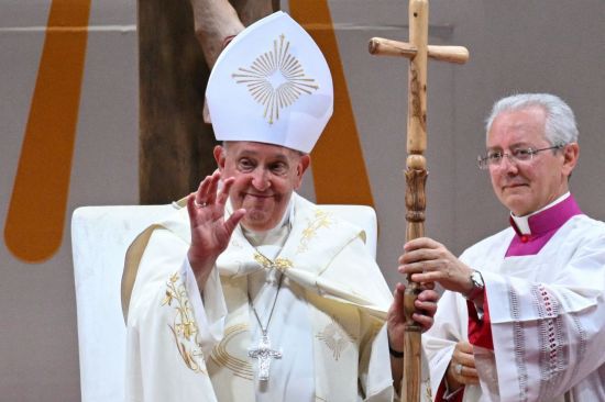 지난해 9월12일(현지시간) 싱가포르를 방문한 프란치스코 교황이 싱가포르 국립경기장에서 미사를 집전하고 있다. 연합뉴스