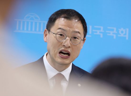 김상욱 국민의힘 의원이 취재진에게 입장을 밝히고 있다.  연합뉴스.