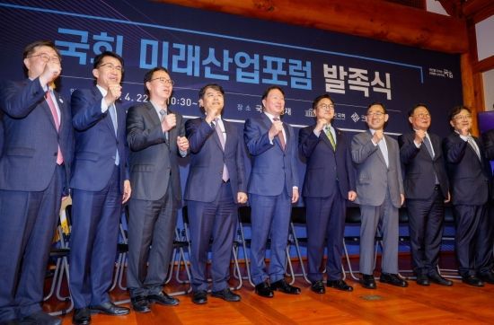 우원식 국회의장과 주호영 국회부의장, 최태원 SK 회장, 김기식 국회미래연구원장을 비롯한 운영위원 등이 22일 서울 여의도 국회 사랑재에서 열린 국회미래산업포럼 발족식에 참석해 기념 촬영하고 있다. 김현민 기자