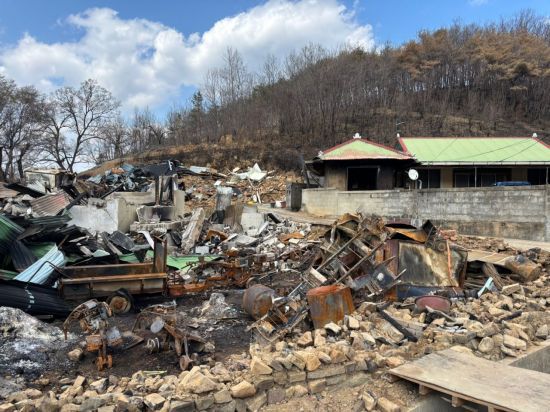 의성산불 현장에서 소실된 주택 잔해가 어지럽게 널브러져 있다. 사진=정일웅 기자