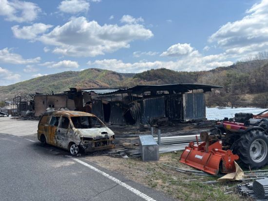 불길에 휩싸여 뼈대만 남은 시설물과 차량 등이 의성산불 한 달이 다돼 가는 시점에도 도로 곳곳에서 발견됐다. 사진=정일웅 기자