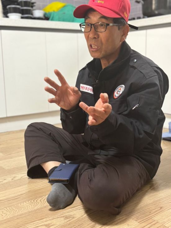 의성군 구계2리 이장 류시국 씨가 의성산불 당시의 상황을 설명하고 있다. 사진=정일웅 기자
