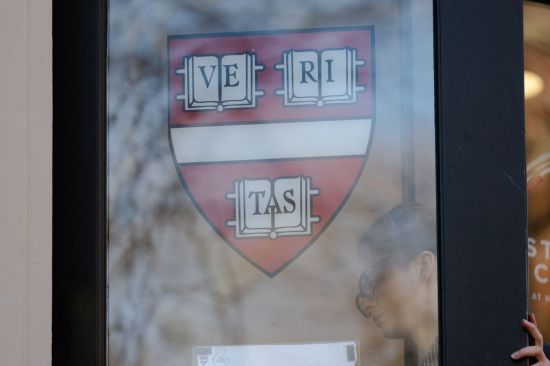 도널드 트럼프 미국 대통령과 미국 대학들의 갈등은 지난 2월부터 본격적으로 시작되었다. 1기 정부부터 친 이스라엘 노선을 걷고 있는 트럼프는 지난해 미국 대학가에서 발생했던 반 이스라엘 시위를 문제 삼았다. 이에 트럼프 정부는 지난 2월에 태스크포스(TF)를 구성해 하버드를 포함한 이스라엘·유대인 반대 시위가 벌어졌던 10개 대학을 주시하겠다고 밝혔다. 게티이미지 게티이미지연합뉴스