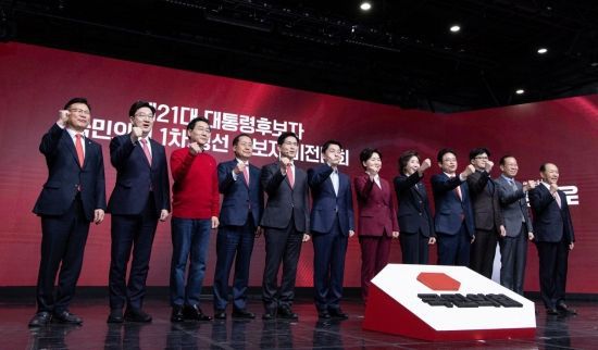 18일 서울 강서구 ASSA아트홀에서 열린 '제21대 대통령후보자 국민의힘 1차 경선 후보자 비전대회' 에 참석한 후보들이 당지도부와 기념 촬영을 하고 있다. 왼쪽부터 이양수 사무총장, 권성동 원내대표, 유정복, 홍준표, 김문수, 안철수, 양향자, 나경원, 이철우, 한동훈 후보, 권영세 비대위원장, 황우여 선거관리위원장.  2025.4.18 국회사진기자단