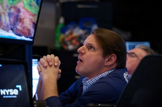 21일(현지시간) 뉴욕증권거래소에서 주가 하락을 지켜보는 주식중개인. 로이터 연합뉴스