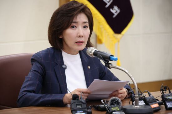 국민의힘 나경원 대선 경선 후보가 21일 대구 중구 대구시의회 회의장에서 기자간담회를 하고 있다. 연합뉴스