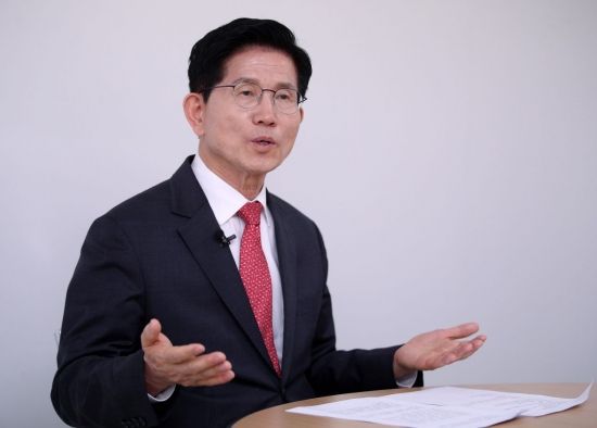 김문수 국민의힘 대통령선거 경선 후보가 18일 서울 여의도 캠프 사무실에서 아시아경제와 인터뷰를 하고 있다. 2025.4.18 김현민 기자