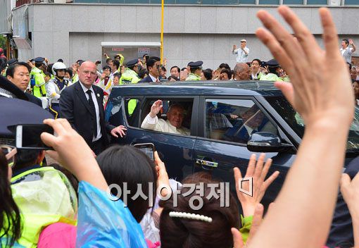 교황의 검소함은 2014년 한국을 방문했을 때 국빈용 고급 의전차량 대신 기아의 '쏘울' 차량을 이용한 것에서도 볼 수 있다. 아시아경제