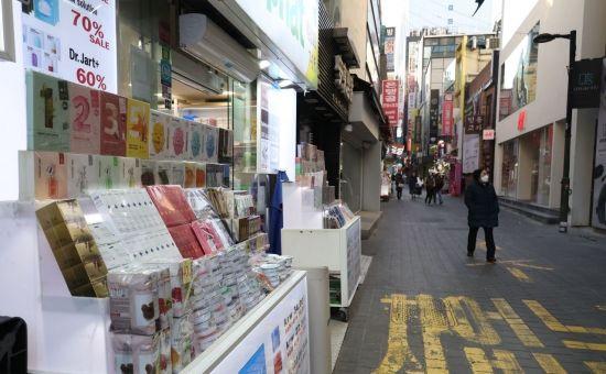 서울 중구 명동거리를 찾은 사람이 뜸해 한산한 모습을 보이고 있다. 조용준 기자