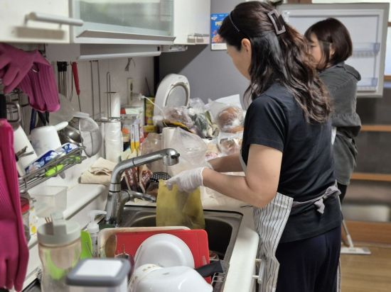 용인시의 주방 매니저가 관내 한 어르신 가정을 방문해 주방 정리를 하고 있다. 용인시 제공
