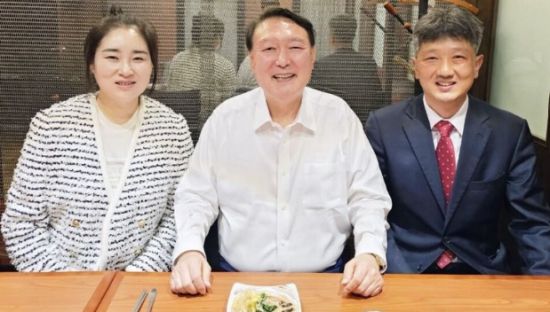 김계리 변호사가 윤석열 전 대통령, 배의철 변호사와 함께 찍은 사진을 자신의 SNS에 올렸다. 페이스북