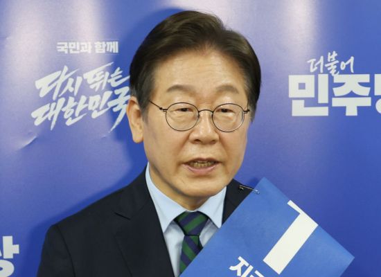 더불어민주당 대선 예비후보인 이재명 전 대표가 지난 19일 '충청권 합동연설회'에서 기자들과 질의응답을 진행하고 있다. 연합뉴스