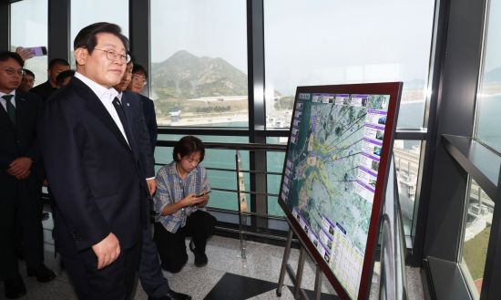 이재명 더불어민주당 대선 경선 후보가 24일 오전 전북 새만금33센터를 방문해 새만금 일대를 살펴보고 있다. 연합뉴스