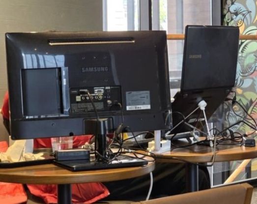 지난해 4월 한 스타벅스 매장에 사무용 모니터가 놓인 모습. 온라인 커뮤니티