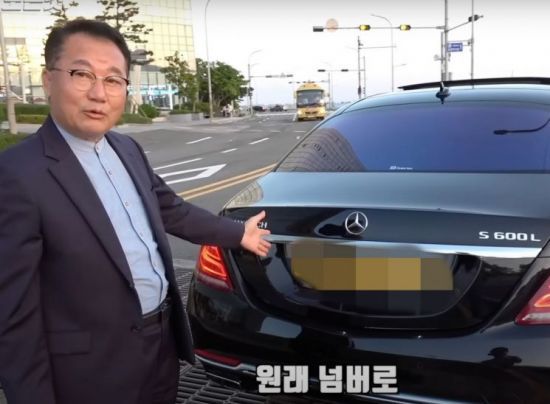 마이바흐로 손님을 태우는 부산의 택시기사 김동식씨. 유튜브 채널 '직업의 모든 것'