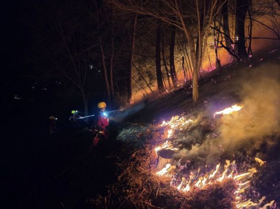 지난달 의성산불 현장에서 공중진화대가 야간 산불 진화활동을 벌이고 있다. 산림청 제공