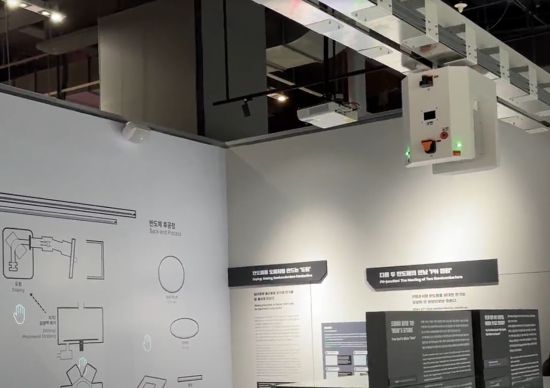 OHT 웨이퍼 이동 설비의 모형이 설치돼있다. 마치 반도체 생산라인에 들어온 듯했다. 사진=백종민 테크 스페셜리스트