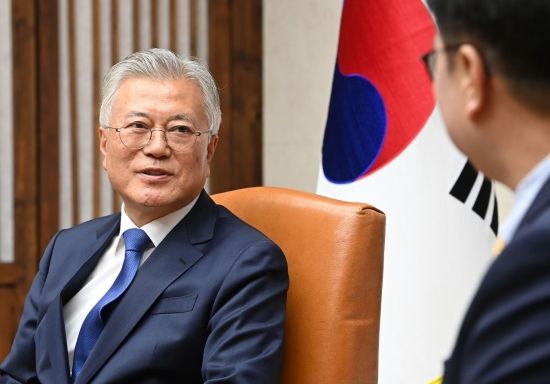 문재인 전 대통령이 25일 국회에서 우원식 국회의장과 만나 발언하고 있다. 이날 문 전 대통령은 판문점선언 7주년 기념식 참석을 위해 퇴임 후 처음으로 국회를 방문했다. 국회사진기자단