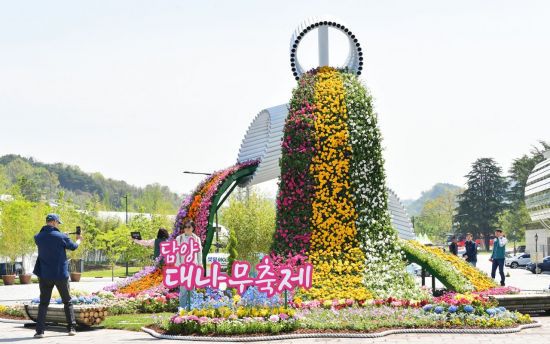 5월 2~6일 황금연휴를 맞아 '제24회 담양대나무축제'가 죽녹원 일원에서 '담양 초록에 물들다-대나무의 향연 with Daenamoo'를 주제로 열린다. 담양군은 다채로운 콘텐츠를 갖추고, 관광객의 발길을 사로잡을 준비를 마쳤다. 사진은 꽃탑 광장에서 관광객들이 인증샷을 하는 모습. 담양군 제공