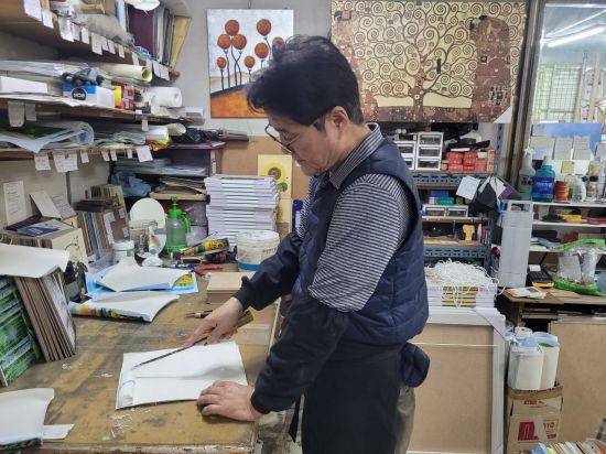 용산 대통령실 인근에서 미술품 도소매업을 운영하는 정인수씨(62·남)는 집회 및 시위 때문에 고통스러웠다고 하소연했다. 공병선 기자