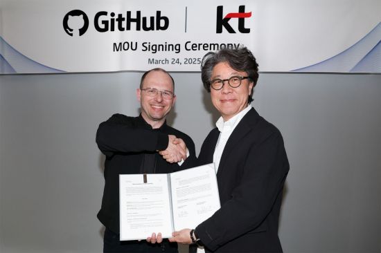 지난 3월 오승필 KT 기술혁신부문장 부사장(오른쪽)과 토마스 돔케 깃허브 최고경영자(CEO)가 국내 개발자 생태계 확대를 위한 전략적 파트너십을 체결한 뒤 기녕사진을 촬영하고 있다. KT 제공