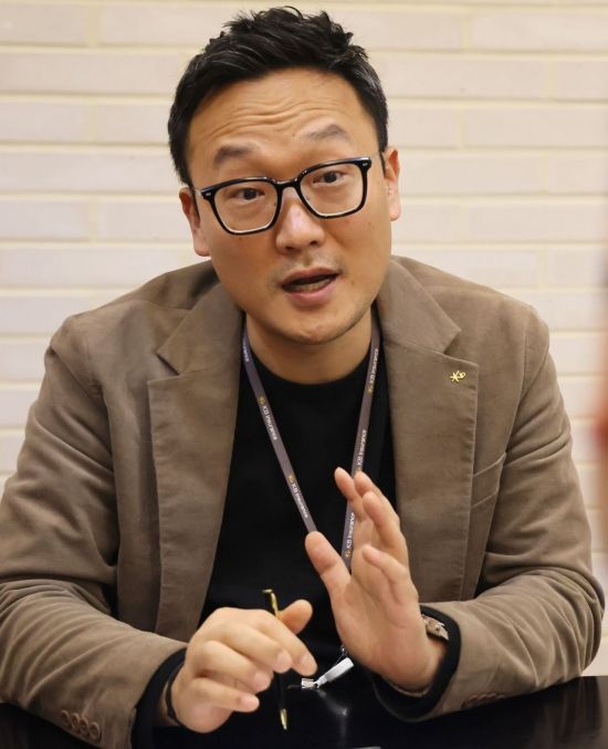 보험업에 19년째 종사중인 오준근 KB손해보험 자동차SIU부장이 아시아경제와 인터뷰하고 있다.