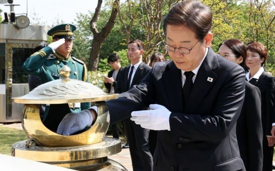 이재명 더불어민주당 대선 후보가 28일 서울 동작구 국립서울현충원 김대중 전 대통령 묘역을 찾아 참배하고 있다. 윤동주 기자