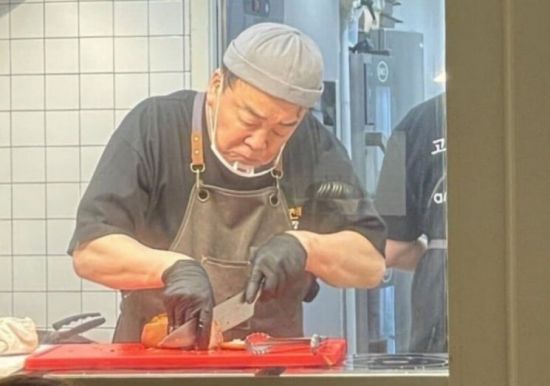 최근 각종 논란이 불거진 백종원 더본코리아 대표의 근황이 포착됐다. 27일 한 온라인 커뮤니티에는 '프랑스에서 장사천재 백사장 시즌3 촬영 중'이라는 제목의 글에 사진이 올라왔다. 온라인 커뮤니티 '에펨코리아'