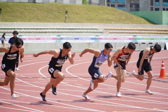 나주종합스포츠파크 내 육상 트랙에서 선수들이 도착지를 향해 열정적으로 내 달리고 있다. 나주시 제공