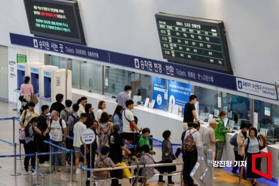 서울역을 찾은 시민들이 승차권 문의를 하고 있다. 강진형 기자