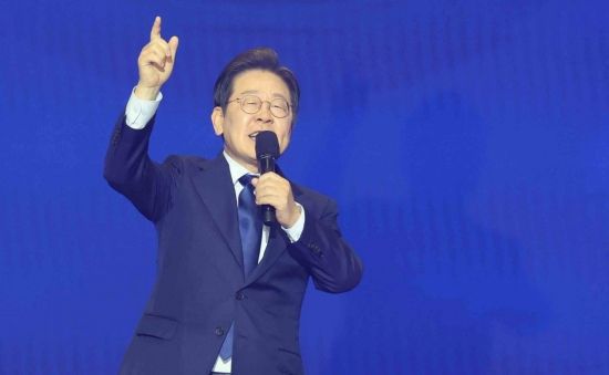 더불어민주당 제21대 대통령선거 후보자 선출을 위한 수도권·강원·제주 합동 연설회가 27일 경기도 고양시 일산 킨텍스 제2전시장에서 열렸다. 대선 후보로 선출된 이재명 전 대표가 수락연설을 하고 있다. 강진형 기자