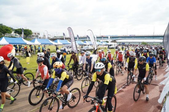 나주시 영산강을 배경으로 자전거 동호인들이 라이딩을 즐기고 있는 그란폰도 대회 현장 모습. 나주시 제공
