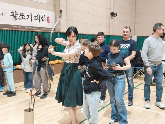 충무공 이순신 장군 탄생기념 활쏘기 대회. 중구 제공.