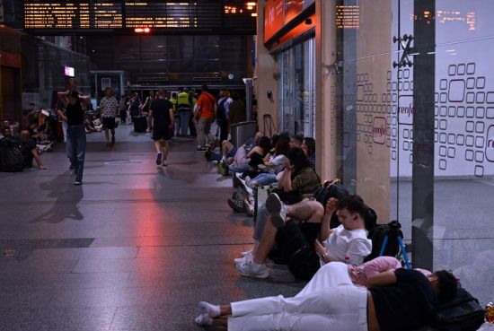 스페인 정부가 이날 국가 비상사태를 선포한 가운데, 슈퍼마켓과 주유소에는 연료와 비상식량 등을 사두려는 행렬도 이어졌다. 그러나 대부분 가게에서 카드 결제기가 작동하지 않아 현금이 없는 시민들은 이마저도 어려움을 겪어야 했다. AFP·연합뉴스