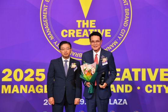 이순걸 울주군수가 ‘대한민국 창조경영 2025’ 미래혁신도시 부문을 수상하고 있다. 울주군 제공