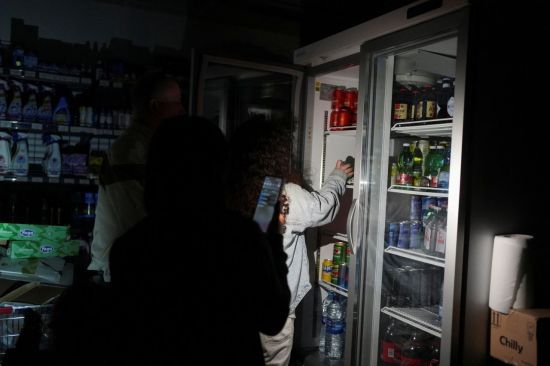 지하철과 열차 등 다른 교통수단들도 멈춰 서면서 관광객과 통근객들도 영문도 모른 채 차 안에 갇히는 일이 속출했다. 지하철을 타지 못한 시민들이 택시를 잡기 위해 도로 위로 몰려나오면서 혼란은 더 가중됐다. 로이터·연합뉴스