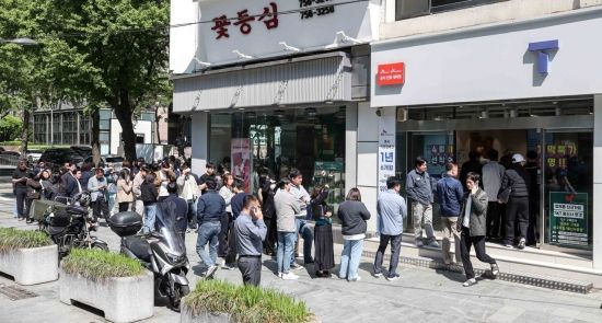 28일 서울 중구 한 SK텔레콤 공식 인증 대리점을 찾은 고객들이 유심을 교체하기 위해 기다리고 있다. 강진형 기자