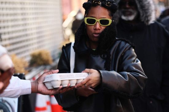 미국 뉴욕의 무료 달걀 증정 행사에서 달걀을 받아가는 사람들. 게티이미지연합뉴스