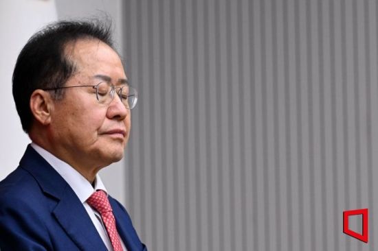 29일 서울 여의도 국민의힘 당사에서 열린 제21대 대통령 후보자 국민의힘 3차 경선 진출자 발표 행사에서 홍준표 후보가 탈락한 후 눈을 감고 있다. 2025.4.29 국회사진기자단