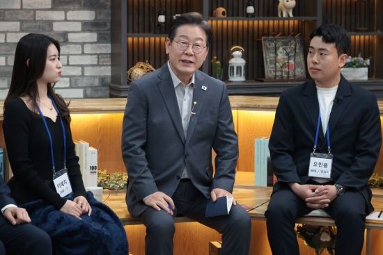 이재명 더불어민주당 대선 후보가 30일 서울 구로구의 한 스튜디오에서 열린 '슬기로운 퇴근생활' 직장인 간담회에서 참가자들과 직장인의 고충에 대해 대화하고 있다. 2025.4.30 국회사진기자단