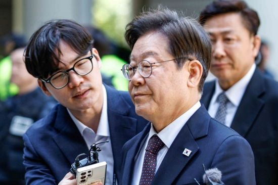 대장동 배임 및 성남FC 뇌물 혐의를 받고 있는 이재명 더불어민주당 대선 후보가 29일 서울 서초구 서울중앙지방법원에서 열린 공판에 출석하고 있다. 2025.4.29. 강진형 기자