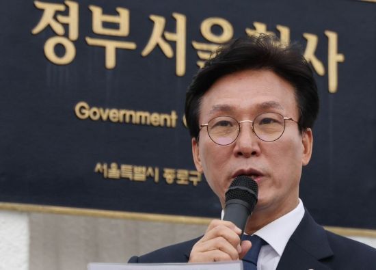 김민석 더불어민주당 최고위원이 17일 서울 종로구 정부서울청사앞에서 한덕수 대통령 권한대행 졸속 관세협상 불가 기자회견 및 1인 시위를 하고 있다. 2025.4.17 조용준 기자